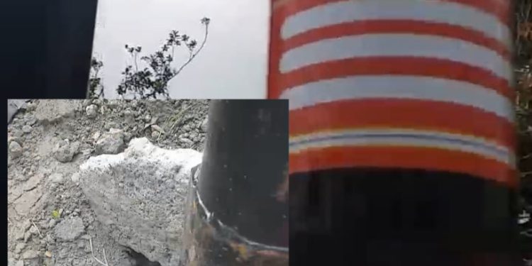 Pemasangan Tiang Internet Proveder Fiberstar PT. Merbau Prima Sakti. Dipasang di Wilayah Mojokerto Tanpa Seizin Kepala Desa Setempat