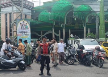 Polsek Krian Aktif Bantu Warga Saat Sholat Jumat di Masjid Miftahul Abidin Krian