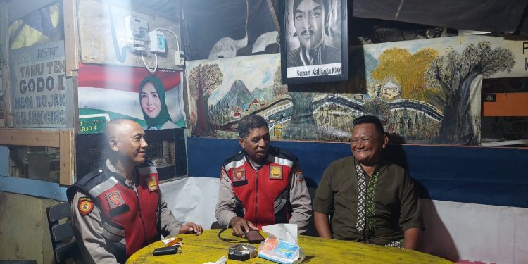 Kapolsek Krian Bersama Patroli Samapta Laksanakan Patroli Humanis Di Desa Tropodo