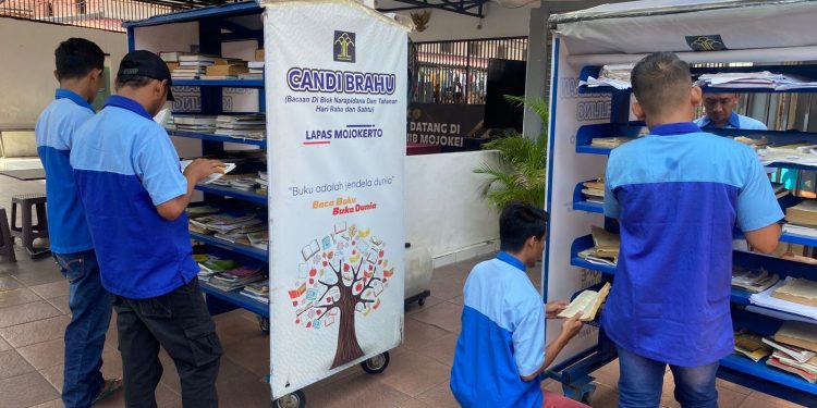 INOVASI PERPUSTAKAAN KELILING LAPAS MOJOKERTO PERDALAM ILMU WARGA BINAAN.