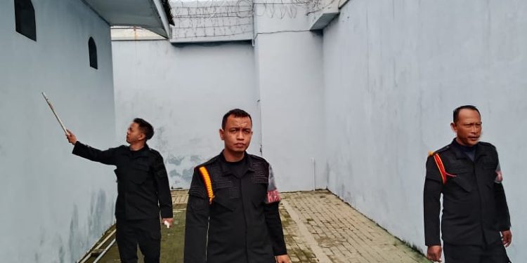 REGU PENGAMANAN LAPAS MOJOKERTO LAKSANAKAN KONTROL KELILING, PASTIKAN SITUASI LAPAS AMAN DAN KONDUSIF