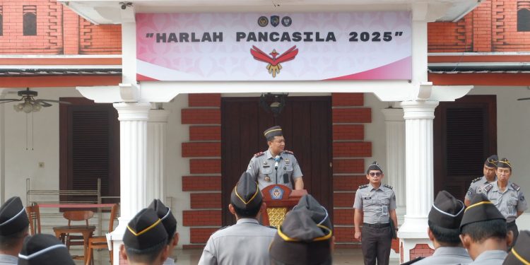 Pimpin Upacara Peringatan Hari Lahir Pancasila di Lapas Mojokerto, Kalapas Tekankan Tak Ada Toleransi Bagi Pelanggaran.