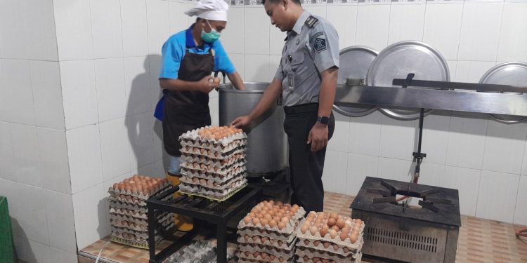 PETUGAS DAPUR LAPAS MOJOKERTO LAKUKAN PENGAWASAN KETAT DALAM PENGOLAHAN BAHAN MAKANAN