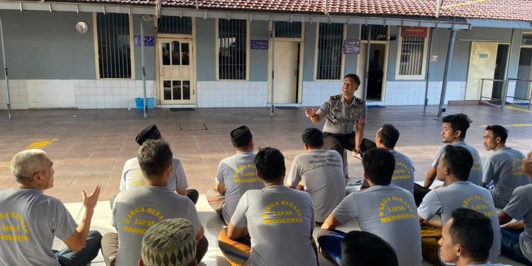 KA.KPLP LAPAS MOJOKERTO LAKUKAN PENGARAHAN KEPADA WARGA BINAAN UNTUK PERSIAPAN IDUL ADHA 1446 H