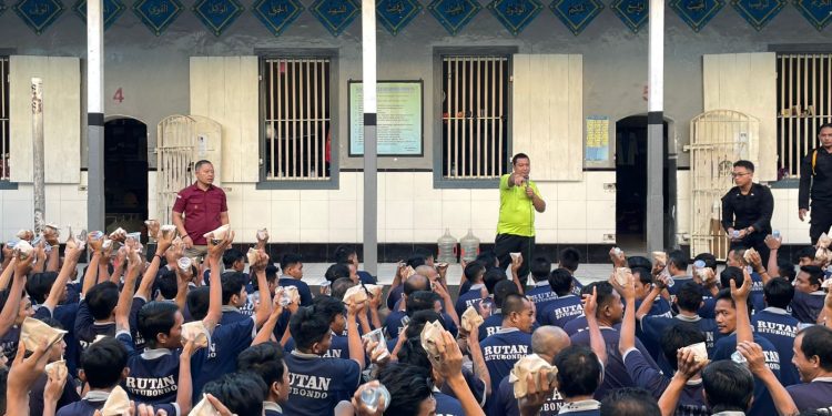 Haru dan Hangat, Makan Bersama Warnai Perpisahan Kalapas Mojokerto dengan WBP Rutan Situbondo