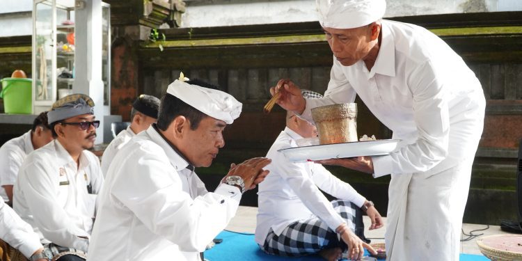 Persembahyangan Hari Purnama Di Padmasana Kanwil Kementerian Hukum Bali, Wujud Rasa Syukur Dan Harmoni Spiritual