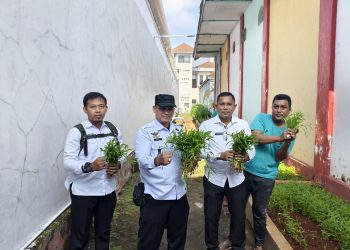 Bersama Staff Jajaran Karutan Bangkalan Panen Sayur Dikebun Warga Binaan