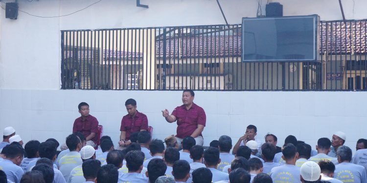 Kalapas Mojokerto Berikan Arahan kepada Warga Binaan Tegaskan Pentingnya Tata Tertib, dan Nol Toleransi terhadap HP dan Narkoba