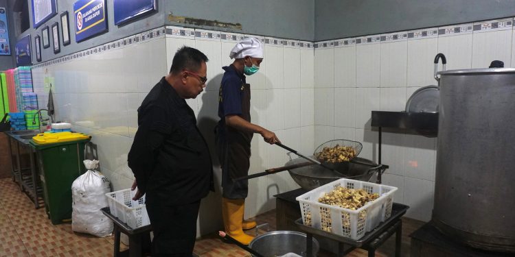 Pastikan Makanan Layak dan Higienis, Petugas Dapur Lapas Mojokerto Rutin Cek Proses Memasak dan Penyajian