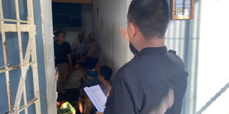 Petugas Jaga Lapas Mojokerto Pastikan Jumlah Warga Binaan dan Inventaris Aman Sebelum Apel Serah Terima