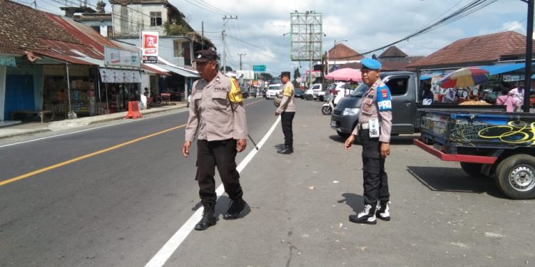 Polsek Baturiti Tingkatkan Keamanan Melalui Pelaksanaan Strong Point di Jalur Rawan