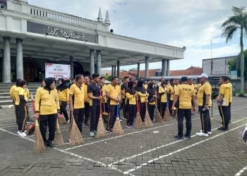Bersihkan Masjid Agung, Puluhan Personel Polres Bangkalan Gelar Bakti Religi Sambut Hari Bhayangkara ke – 79