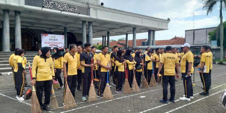 Bersihkan Masjid Agung, Puluhan Personel Polres Bangkalan Gelar Bakti Religi Sambut Hari Bhayangkara ke – 79