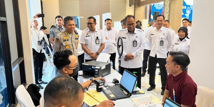 Polda Jatim dan Kanwil Ditjen Imigrasi Bersinergi Sambut Hari Bhayangkara ke – 79 Gelar Semarak 1079 Paspor untuk Negeri