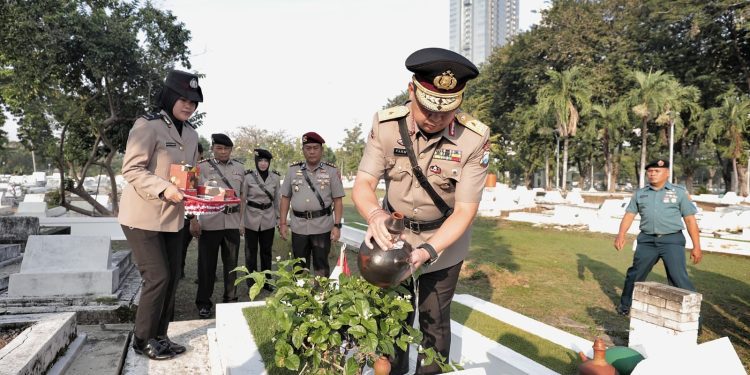 Hari Bhayangkara ke – 79 Polda Jatim Kenang Jasa Para Pahlawan, Ziarah dan Tabur Bunga di TMP