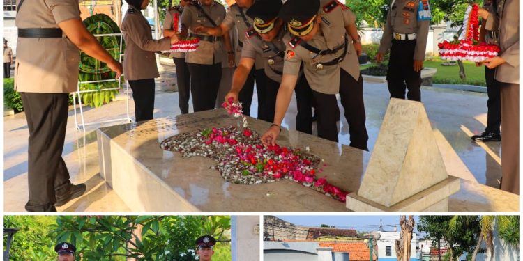 Peringati HUT Bhayangkara ke-79, Polres Tanjung Perak Tabur Bunga di TMP Wage Rudolf Supratman