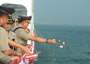 Polda Jatim Tabur Bunga di Laut Kenang Semangat Juang Pahlawan di Hari Bhayangkara ke -79