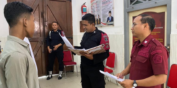 Tidak Boleh Ada Kesalahan! Petugas Lapas Mojokerto Teliti Dokumen Pengeluaran Warga Binaan Bebas Sesuai SOP