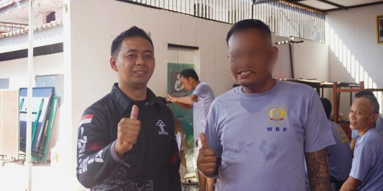Senyum Warga Binaan Warnai Kegiatan Jumat Berkah di Lapas Mojokerto Potong Rambut Gratis hingga Sosialisasi Kerapian