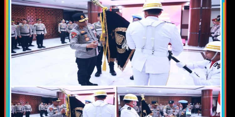 Kapolda Jatim Pimpin Upacara Pemuliaan Nilai Luhur Tribrata Pataka Polda Jatim ‘Tan Hana Dharma Mangrwa’