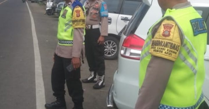 Polsek Baturiti Tingkatkan Keamanan Melalui Pelaksanaan Strong Point di Jalur Rawan