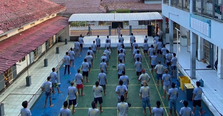 Petugas Lapas Mojokerto Ajak Warga Binaan Senam Bersama, Wujudkan Hidup Sehat dan Semangat Positif