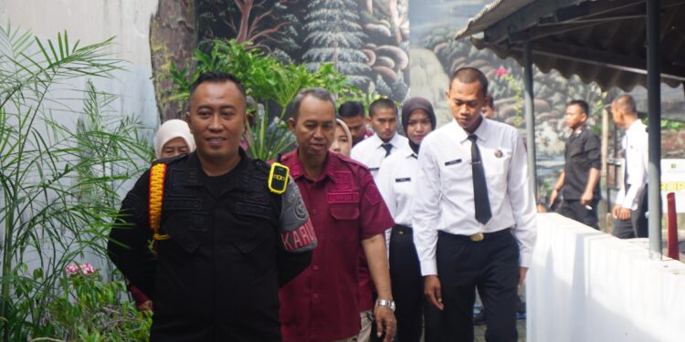 Kasubag TU Lapas Mojokerto Dampingi CPNS dalam Kegiatan Troling Beranggang, Kenalkan Area Strategis Lapas