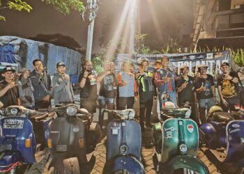 Cangkrukan Satlantas Polres Tanjung Perak Bersama Komunitas Vespa, Pererat Hubungan dan Sosialisasi Operasi Patuh Semeru 2025
