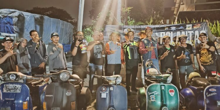 Cangkrukan Satlantas Polres Tanjung Perak Bersama Komunitas Vespa, Pererat Hubungan dan Sosialisasi Operasi Patuh Semeru 2025