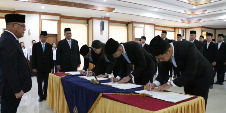 Kanwil Kemenkum Bali Dukung Penguatan SDM Imigrasi Melalui Pelantikan Pejabat Fungsional dan Sertijab Kakanim Singaraja