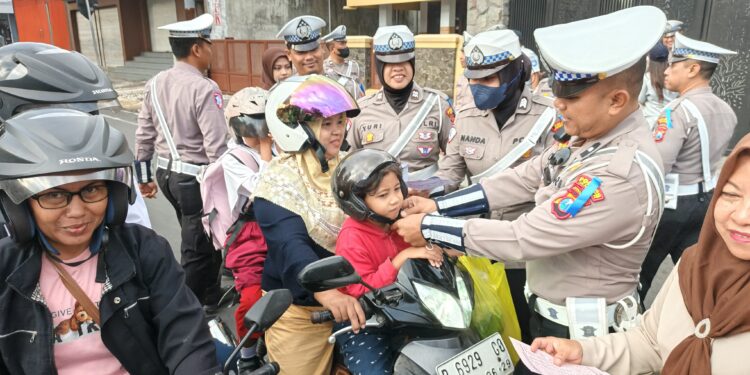 Operasi Patuh Semeru 2025 Polres Jember Sebar Brosur Edukasi Tertib Lalin Bagi Pengguna Jalan
