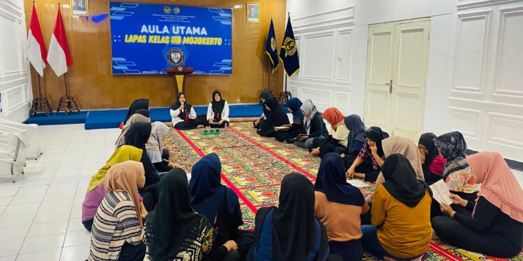Isi Waktu dengan Kegiatan Positif, Warga Binaan Perempuan Lapas Mojokerto Ikuti Pengajian Rutin
