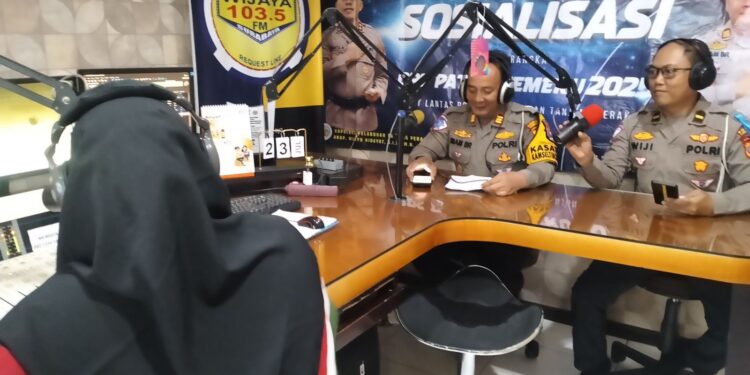 Bersama Media Satlantas Polres Pelabuhan Tanjung Perak Gencarkan Sosialisasi Operasi Patuh Semeru 2025