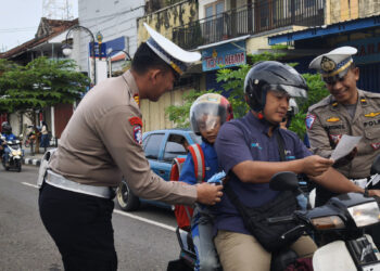 Polres Ponorogo Sampaikan Pesan dan Cinderamata kepada Pengendara Di Penghujung Operasi Patuh Semeru 2025