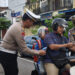 Polres Ponorogo Sampaikan Pesan dan Cinderamata kepada Pengendara Di Penghujung Operasi Patuh Semeru 2025
