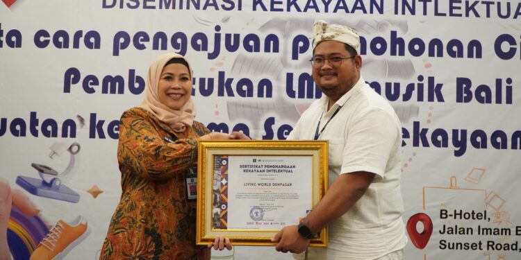 Kanwil Kemenkum Bali Berikan Sertifikat Merek dan Penghargaan Kekayaan Intelektual dalam Kegiatan Diseminasi KI