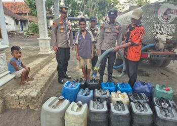 Polres Probolinggo dan BPBD Salurkan Air Bersih untuk Warga Tegalsiwalan Dampak Kekeringan