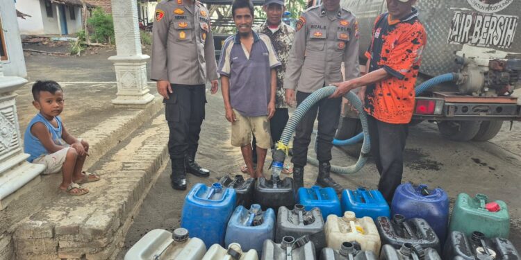 Polres Probolinggo dan BPBD Salurkan Air Bersih untuk Warga Tegalsiwalan Dampak Kekeringan