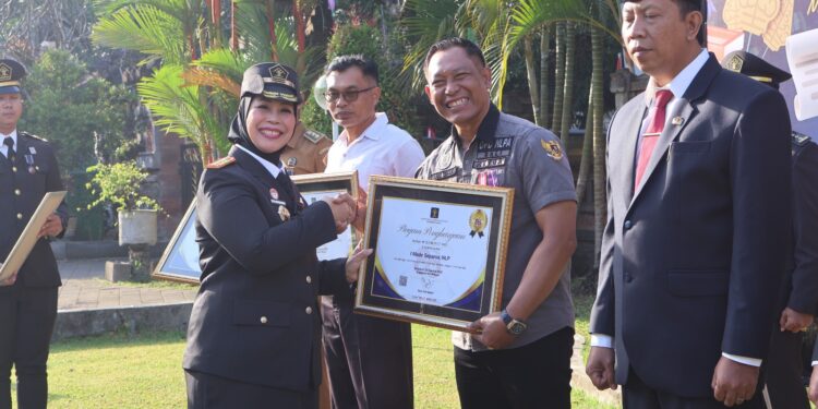 Peringatan Hari Pengayoman ke-80 Tahun 2025: Kanwil Kemenkum Bali Berikan Penghargaan untuk Mitra Kerja dan Pegawai Teladan