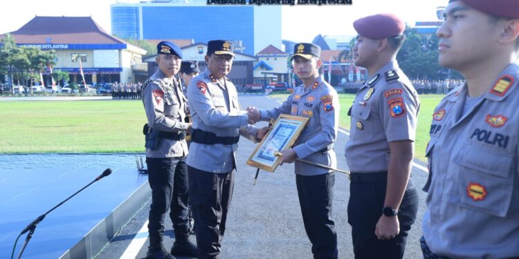 Kapolda Jatim Beri Penghargaan 73 Personel Berprestasi 4 Diantaranya Terima KPLB