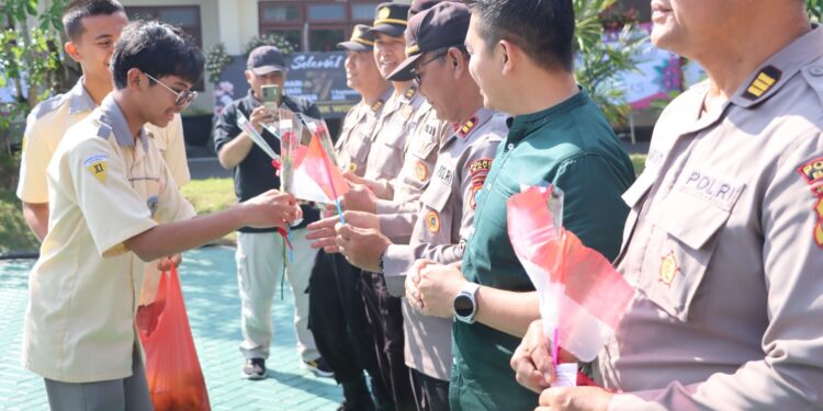 Bunga dan Buah Jeruk Simbol Kepedulian Masyarakat untuk Polres Batu