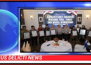 Kapolrestabes Surabaya Beri Penghargaan Kapolsek Wonokromo dan Toga Tomas atas Peran Aktif Jaga Kamtibmas