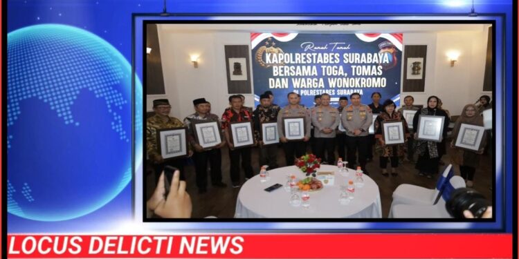 Kapolrestabes Surabaya Beri Penghargaan Kapolsek Wonokromo dan Toga Tomas atas Peran Aktif Jaga Kamtibmas