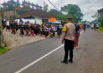Bhabinkamtibmas Desa Marga Dauh Puri Polsek Marga Pengamanan Upacara Ngaben