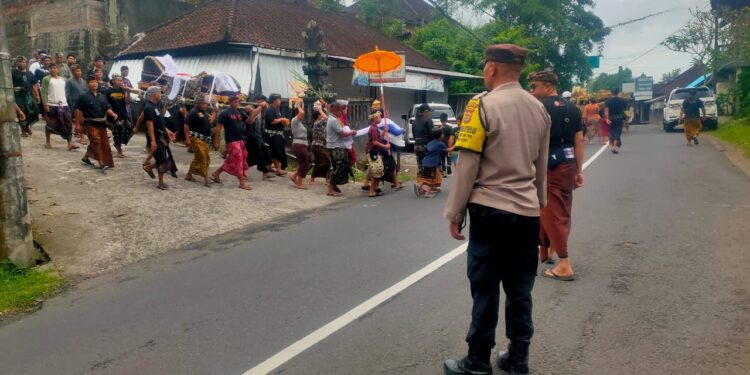 Bhabinkamtibmas Desa Marga Dauh Puri Polsek Marga Pengamanan Upacara Ngaben