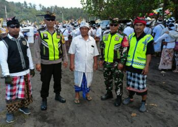 Peran Aktif Polsek Pupuan Jaga Ketertiban Upacara Melasti Hingga Selesai dengan Aman