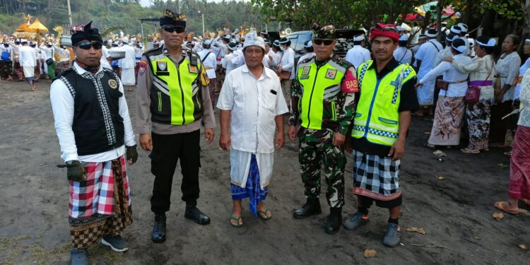 Peran Aktif Polsek Pupuan Jaga Ketertiban Upacara Melasti Hingga Selesai dengan Aman