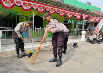 Siswa Diktukba Polri SPN Polda Jatim Punguti Sampah di Pasar Mojokerto, Pedagang Bikin Hati Adem