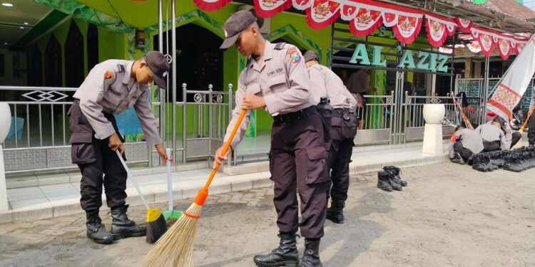 Siswa Diktukba Polri SPN Polda Jatim Punguti Sampah di Pasar Mojokerto, Pedagang Bikin Hati Adem