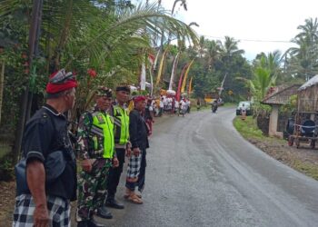 Polsek Pupuan Amankan Jalur Kehadiran Bupati Tabanan pada Upacara Adat di Desa Beniti